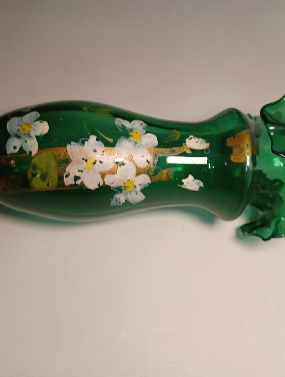 Fenton Style Green Hand-Painted Glass Ruffled Vase Beautiful Victorian Style - Picture 9 of 11